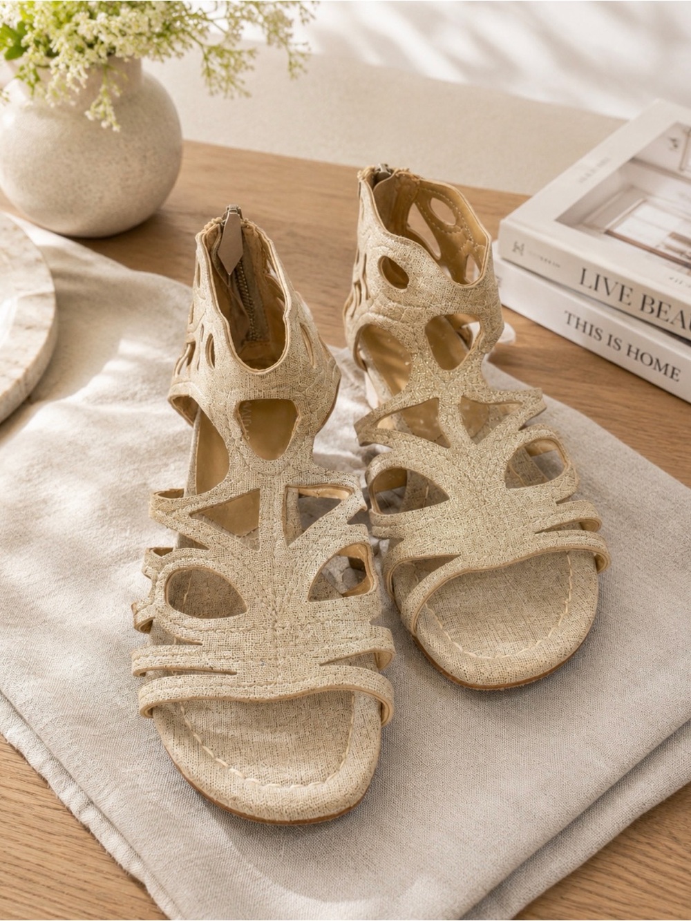Donald J. Pliner Cutout delite Strappy Sandals in Natural Beige metallic size 6